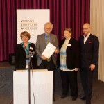 VLA-Präses Brigitte Bremer, Dr. Burkhard Luber als Vertreter der Preisträger der Kiron University, Laudatorin und Mitglied der Arno-Esch-Preis-Jury und Alexander Bagus, Vize-Präses des VLA.