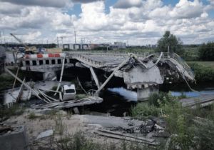 Von den ukrainischen Streitkräften selbst gesprengte Brücke.