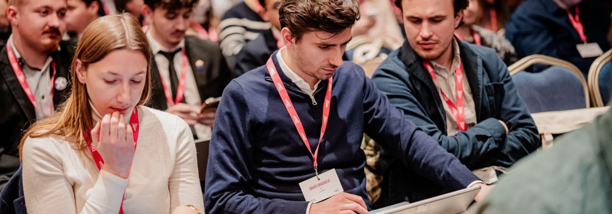 Sydney Grabo, David Grasveld und Felix Barenthien in der Vorbereitung auf Antragsdebatten.