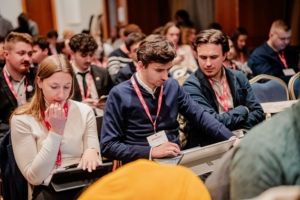 Sydney Grabo, David Grasveld und Felix Barenthien in der Vorbereitung auf Antragsdebatten.